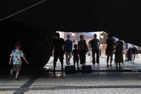 Инсталляция "Black Cloud" ("Черное облако")