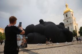 Инсталляция "Black Cloud" ("Черное облако")