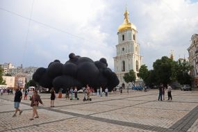Инсталляция "Black Cloud" ("Черное облако")