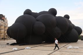 Інсталяція "Black Cloud" ("Чорна хмара")