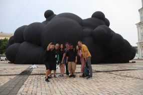 Инсталляция "Black Cloud" ("Черное облако")