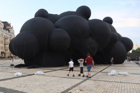 Инсталляция "Black Cloud" ("Черное облако")