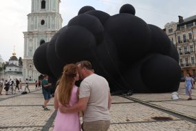 Инсталляция "Black Cloud" ("Черное облако")