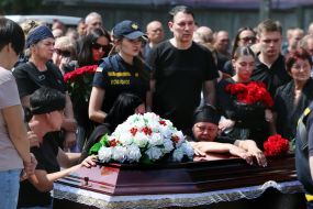 Farewell to the rescuers who died during the enemy attack