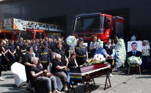 Farewell to the rescuers who died during the enemy attack