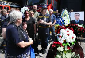 Farewell to the rescuers who died during the enemy attack