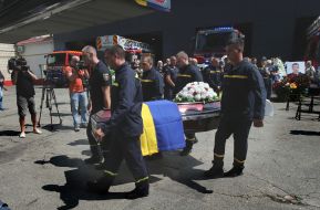 Farewell to the rescuers who died during the enemy attack