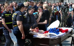 Farewell to the rescuers who died during the enemy attack