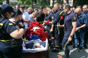 Farewell to the rescuers who died during the enemy attack