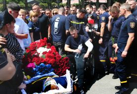 Farewell to the rescuers who died during the enemy attack