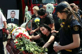 Farewell to the rescuers who died during the enemy attack