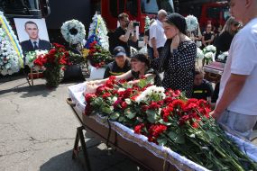 Farewell to the rescuers who died during the enemy attack