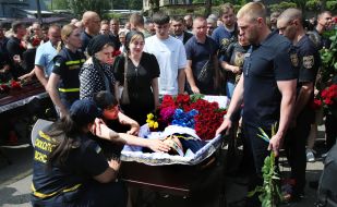 Farewell to the rescuers who died during the enemy attack