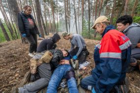 Учасники заняття відпрацьовують надання домедичної допомоги і евакуації пораненого з поля бою в Харківській області