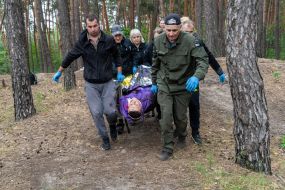 Учасники заняття відпрацьовують надання домедичної допомоги і евакуації пораненого з поля бою в Харківській області