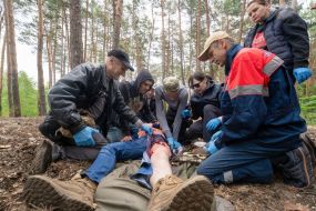 Учасники заняття відпрацьовують надання домедичної допомоги і евакуації пораненого з поля бою в Харківській області