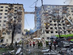 Зруйнований під'їзд в житловому будинку в результаті прямого влучання ракети в Солом'янському районі в Києві