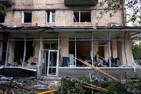 Пошкоджений житловий будинок після масованої атаки в Солом'янському районі в Києві