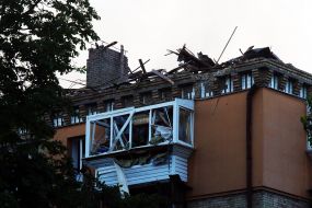 Пошкоджений житловий будинок після масованої атаки в Солом'янському районі в Києві