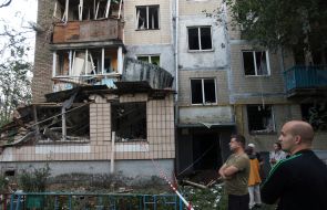 Пошкоджений житловий будинок після масованої атаки в Солом'янському районі в Києві