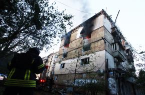 Пошкоджений житловий будинок після масованої атаки в Солом'янському районі в Києві