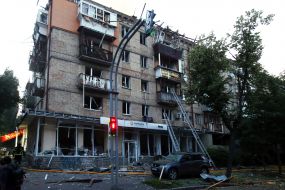 Пошкоджений житловий будинок після масованої атаки в Солом'янському районі в Києві