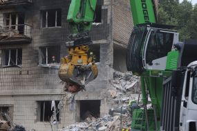 Спасатели работают на месте прямого попадания ракеты в жилой дом в Соломенском районе в Киеве