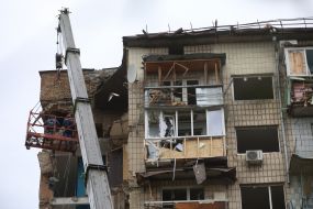 Рятувальники працюють на місці прямого влучання ракети в житловий будинок в  Солом'янському районі в Києві