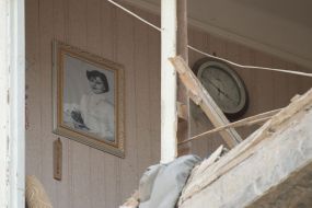 Зруйнована квартира в житловому будинку, який постраждав у результаті прямого влучання ракети, в Солом'янському районі