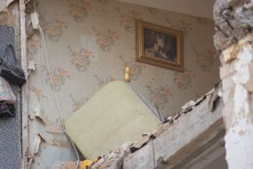Зруйнована квартира в житловому будинку, який постраждав у результаті прямого влучання ракети, в Солом'янському районі