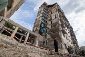 Volodymyr Zelenskyy at the site of the Russian attack on a residential building in the Solomianskyi district of Kyiv