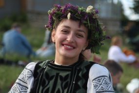 Участница празднования Ивана Купала в венке и украинском национальном наряде