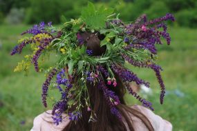 Участница празднования Ивана Купала в венке и украинском национальном наряде