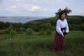 Участница празднования Ивана Купала в венке и украинском национальном наряде