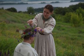 Участники празднования Ивана Купала в украинском национальном наряде