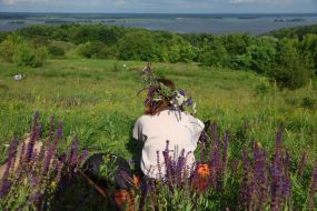 Участница празднования Ивана Купала в венке и украинском национальном наряде