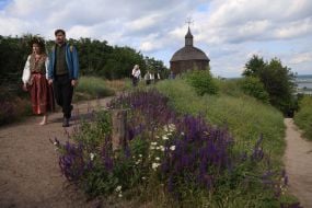 Участники празднования Ивана Купала в украинском национальном наряде