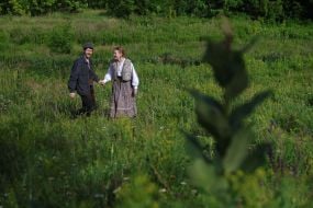 Участники празднования Ивана Купала в украинском национальном наряде