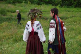 Участницы празднования Ивана Купала в украинском национальном наряде