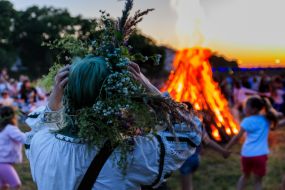 Участники празднования "Купала Фест 2025" водят хоровод вокруг купальского костра в Ужгороде
