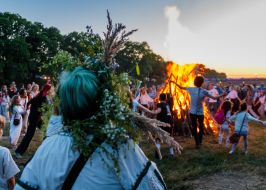 Участники празднования "Купала Фест 2025" водят хоровод вокруг купальского костра в Ужгороде