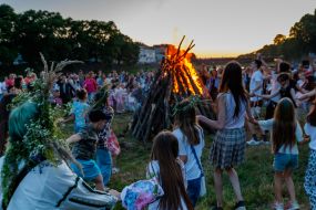 Участники празднования "Купала Фест 2025" водят хоровод вокруг купальского костра в Ужгороде
