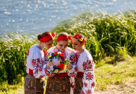 Девушки в национальных костюмах у реки во время празднования "Купала Фест 2025" в Ужгороде