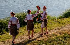 Девушки в национальных костюмах у реки во время празднования "Купала Фест 2025" в Ужгороде