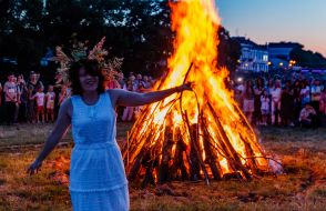 Участники празднования "Купала Фест 2025" водят хоровод вокруг купальского костра в Ужгороде