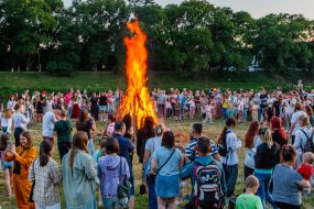 Участники празднования "Купала Фест 2025" водят хоровод вокруг купальского костра в Ужгороде