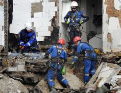 Рятувальники розбирають завали знищеного ворожою ракетою під'їзду в житловому будинку в Шевченківському районі Києва