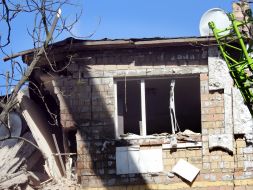 Вцілілий фрагмент зруйнованого після влучання ракети житлового будинку в Шевченківському районі Києва