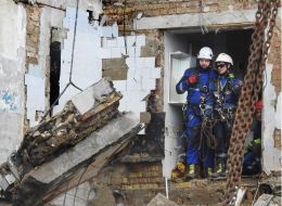 Рятувальники розбирають завали знищеного ворожою ракетою під'їзду в житловому будинку в Шевченківському районі Києва