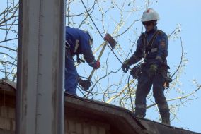 Рятувальники розбирають завали знищеного ворожою ракетою під'їзду в житловому будинку в Шевченківському районі Києва